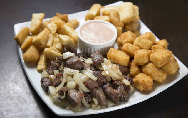 Petiscos preparados para evento incluem desde frutos do mar e carnes especiais at&eacute; aperitivos mais tradicionais, como sarapatel e guisado. Foto: Bar em Bar/Divulga&ccedil;&atilde;o/