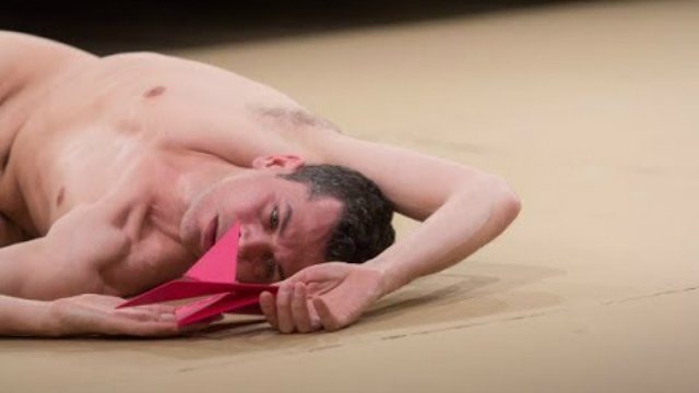 Wagner Schwartz realizou a performance solo no MAM. Foto: YouTube/Reprodução