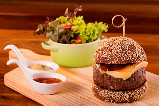 Hamb&uacute;rguer australiano &eacute; um dos mais pedidos do Greenmix Mercado Saud&aacute;vel. Fotos: 4Com/Divulga&ccedil;&atilde;o/