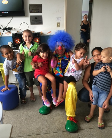 Empresário passou a comemorar seu aniversário no Hospital do Câncer, onde se veste de palhaço para alegrar as crianças e presenteá-las. Descrição: Arquivo pessoal