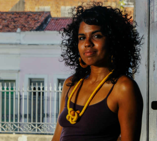 A atriz e bailarina Janaína Gomes faz parte do Carne - Coletivo de Arte Negra e idealizou a performance 'Como manter-se preta e viva'. Crédito: Shilton Araújo/DP/