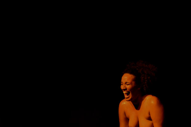 Brunna Martins em trecho da performance De CORpo. Crédito: Chico Peixoto/Divulgação
