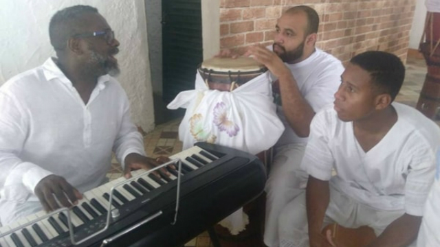 O evangélico cantou canções ao lado de músicos da religião afro. Foto: Instagram/Reprodução/ O evangélico cantou canções ao lado de músicos da religião afro. Foto: Instagram/Reprodução/