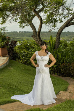 Uma das opções para economizar é optar por vestidos  que já foram utilizados. Foto: Fenoivas/Divulgação
