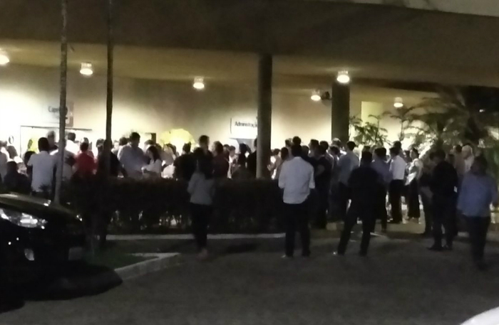 Sepultamento da mãe estava marcado para as 18h, mas foi adiado para as 20h devido à morte do filho caçula. Foto: Rosália Vasconcelos/DP