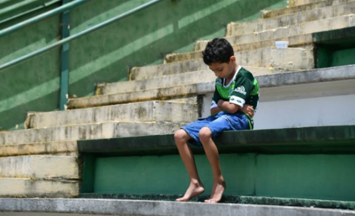 Foto de menino torcedor sentado em arquibancada do estádio da Chapecoense viralizou na web. Foto: Nelson Almeida/AFP/ Foto de menino torcedor sentado em arquibancada do estádio da Chapecoense viralizou na web. Foto: Nelson Almeida/AFP/