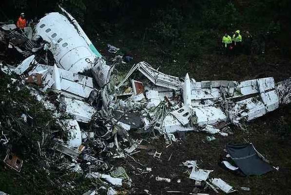 Imagens dos destroços da aeronave da LaMia: mais de 70 mortos. Foto: Raul Arboleta/AFP