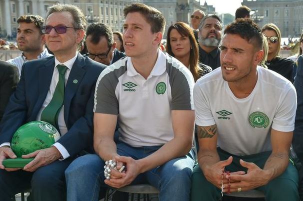O presidente da Chapecoense , Plinio Davide De Nes Filhio, e os jogadores Jackson Raganar Follmann e Alan Ruschel. Foto: