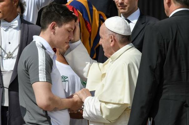 O Papa Francisco com os jogadores do Chapecoense Alan Ruschel (L) e Jackson Raganar Follmann durante a cerimônia geral na Praça de São Pedro, no Vaticano.