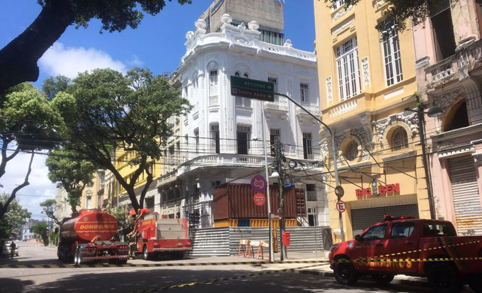 Localizado na esquina da Avenida Marquês de Olinda com a Rua Mariz de Barros, o prédio foi interditado na manhã deste sábado por apresentar risco de explosão. Foto: Gabriela Araújo/Esp.DP/ Localizado na esquina da Avenida Marquês de Olinda com a Rua Mariz de Barros, o prédio foi interditado na manhã deste sábado por apresentar risco de explosão. Foto: Gabriela Araújo/Esp.DP/