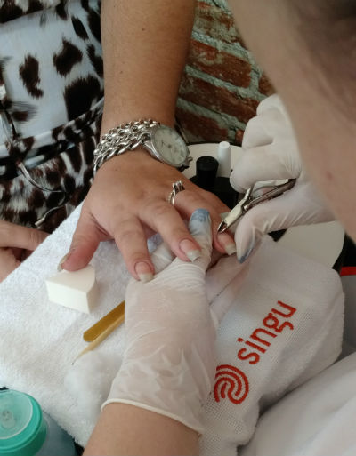 A preparação é a de sempre: retire a cutícula, lixe as unhas no formato que preferir e aplique a base. Aqui usamos a base fosca, porque ela evita manchas no esmalte. Foto: Singu/Divulgação/ A preparação é a de sempre: retire a cutícula, lixe as unhas no formato que preferir e aplique a base. Aqui usamos a base fosca, porque ela evita manchas no esmalte. Foto: Singu/Divulgação/