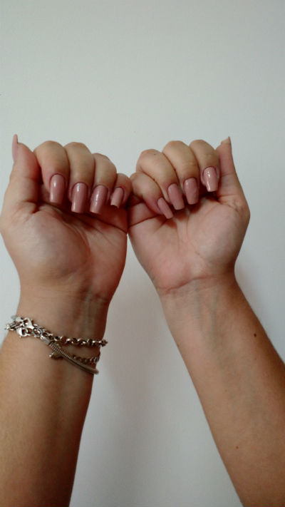 Aplique uma camada de esmalte em tom rosado. Aqui usamos o esmalte Plena, da Colorama, mas pode ser o Gatinha, da Impala, ou o Espartilho, da Vult. Foto: Singu/Divulgação