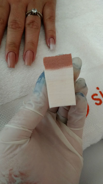 Em uma esponja, aplique uma listra do esmalte utilizado para a base e uma listra do esmalte branco. A esponja pode ser a mesma utilizada para maquiagem. Foto: Singu/Divulgação