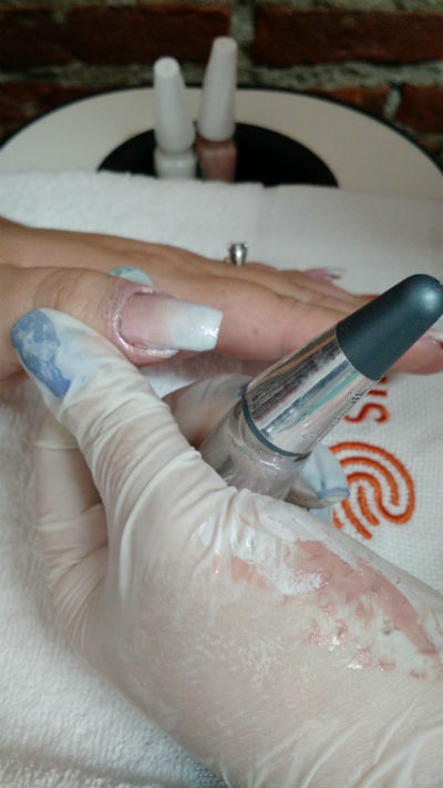 Aplique um esmalte efeito Gloss de sua preferência. Aqui utilizamos o Fiquei Rosa, da Impala.  Foto: Singu/Divulgação