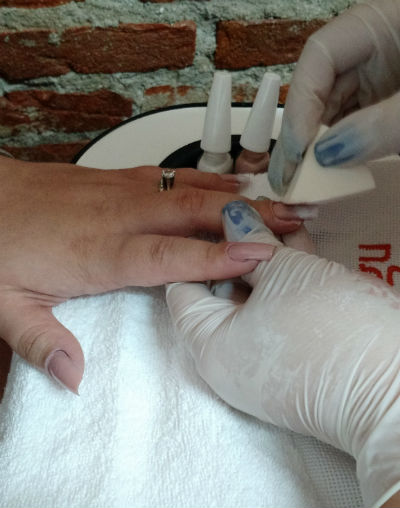 Dê batidinhas no comprimento da unha para dar o efeito degradê. O ideal é começar a partir do meio da unha. Foto: Singu/Divulgação