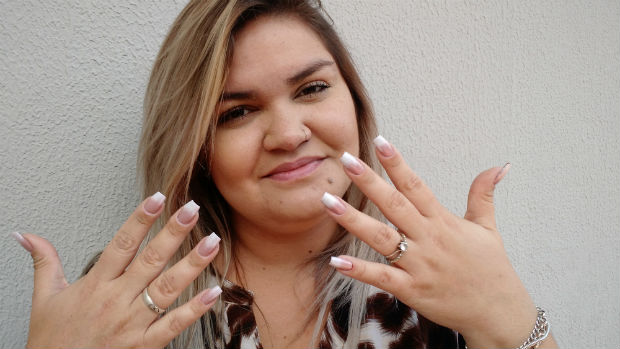 "Para finalizar, aplique o extra brilho ou Top Coat. Caso prefira, substitua o extra brilho por óleo secante".  Foto: Singu/Divulgação