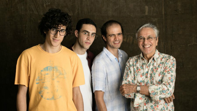 Caetano Veloso sobe ao palco ao lado dos três filhos para cantar sobre relações afetivas. Foto: Jorge Bispo/Divulgação/ Caetano Veloso sobe ao palco ao lado dos três filhos para cantar sobre relações afetivas. Foto: Jorge Bispo/Divulgação/