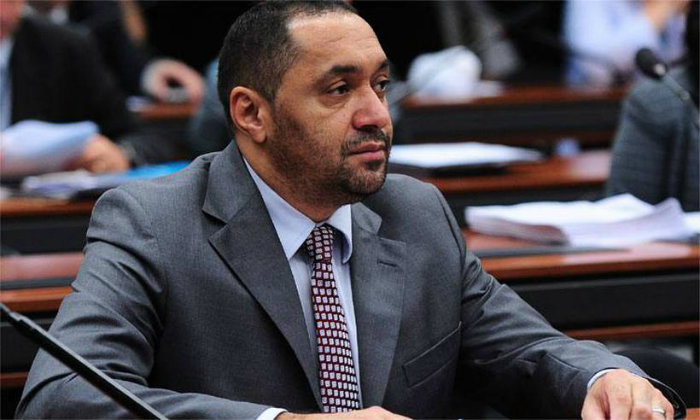 "Subo nessa tribuna pela primeira vez e pela última vez. Não por morte. Porque estou abandonando vida pública. (...) Saio decepcionado mesmo", disse o deputado Francisco Everardo Oliveira Silva, o Tiririca (PR-SP). Foto: Reinaldo Ferrigno/Agência Câmara/ "Subo nessa tribuna pela primeira vez e pela última vez. Não por morte. Porque estou abandonando vida pública. (...) Saio decepcionado mesmo", disse o deputado Francisco Everardo Oliveira Silva, o Tiririca (PR-SP). Foto: Reinaldo Ferrigno/Agência Câmara/