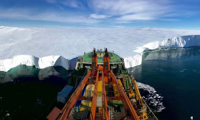 O registro de um navio de pesquisa russo foi a fotografia subcampeã na categoria "Ciência da Terra e Climatologia". Foto: Giuseppe Suaria.