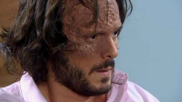 Acusado de agressão, Miguel pede a confiança de Mili. Foto: SBT/Reprodução/ Acusado de agressão, Miguel pede a confiança de Mili. Foto: SBT/Reprodução/
