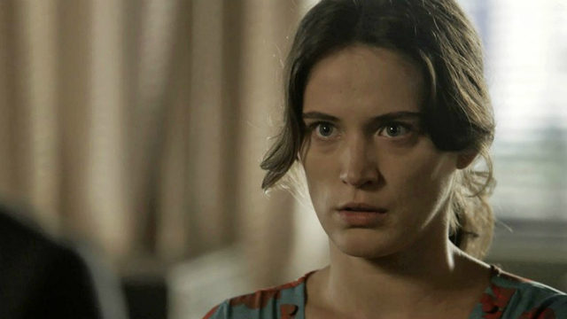 Fabiana antecipa sua volta da viagem e Clara tenta disfar&ccedil;ar a tens&atilde;o. Foto: Globo/Reprodu&ccedil;&atilde;o/