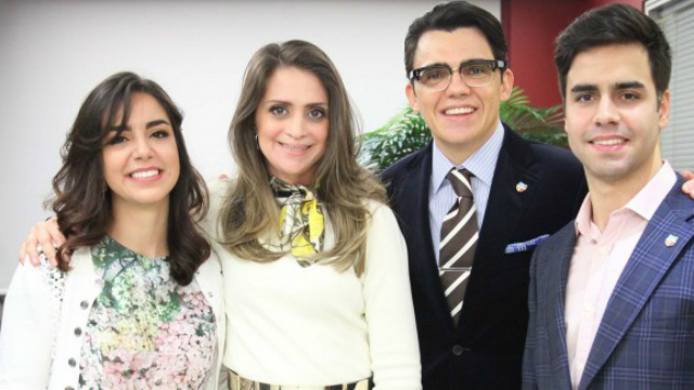 Vera e Louis com os pais adotivos, Viviane Freitas e o bispo Júlio Freitas. Foto: Vivianefreitas.com/Reprodução