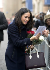 Meghan Markle em sua primeira aparição pública após anunciarem o noivado dela com o Príncipe Harry. Foto: Strathberry/Divulgação