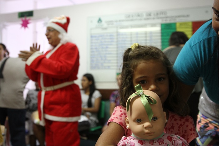 A pequena Geuza ganhou uma companheira para o tempo de espera durante o atendimento. Foto: Julio Jacobina/DP/A pequena Geuza ganhou uma companheira para o tempo de espera durante o atendimento. Foto: Julio Jacobina/DP A pequena Geuza ganhou uma companheira para o tempo de espera durante o atendimento. Foto: Julio Jacobina/DP/A pequena Geuza ganhou uma companheira para o tempo de espera durante o atendimento. Foto: Julio Jacobina/DP