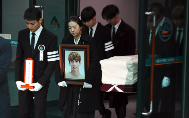 Irmã de Kim e outros artistas levaram caixão. Foto: Yeon Je Jung/AFP/ Irmã de Kim e outros artistas levaram caixão. Foto: Yeon Je Jung/AFP/