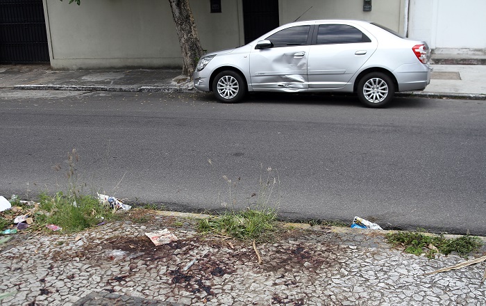 Fernando Cavalcanti Ribeiro foi assassinado, por volta das 8h, na calçada de casa. Foto: Julio Jacobina/DP/Fernando Cavalcanti Ribeiro foi assassinado, por volta das 8h, na calçada de casa. Foto: Julio Jacobina/DP Fernando Cavalcanti Ribeiro foi assassinado, por volta das 8h, na calçada de casa. Foto: Julio Jacobina/DP/Fernando Cavalcanti Ribeiro foi assassinado, por volta das 8h, na calçada de casa. Foto: Julio Jacobina/DP