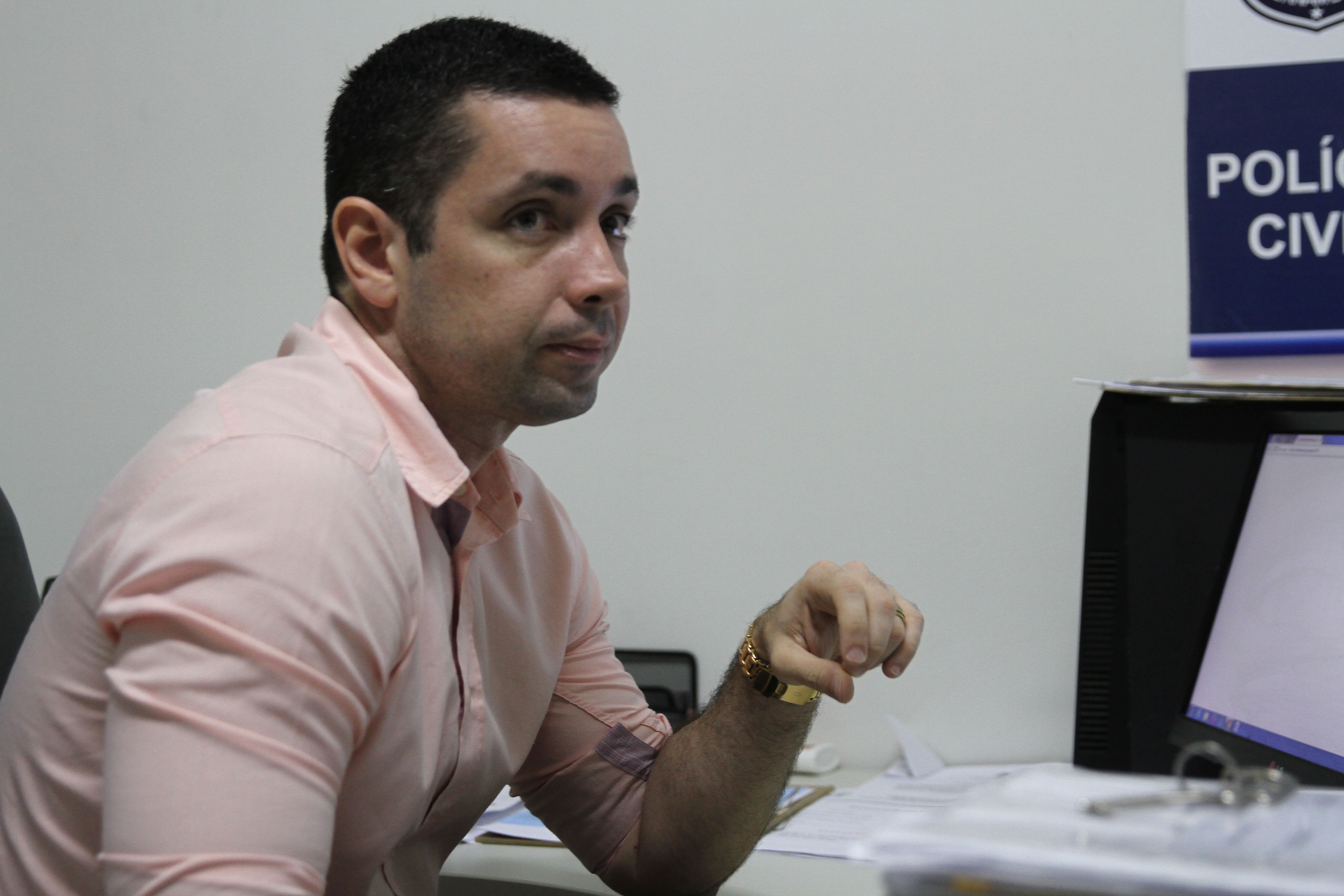 O delegado Carlos Couto investiga o caso. Foto: Julio Jacobina/DP