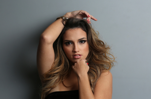 Músicas mesclam pop e sertanejo e são inspiradas nas histórias dela e das amigas. Foto: Carolina Mayer/Divulgação/