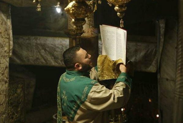 Um homem palestino reza na Igreja da Natividade. Fotos: AFP/ Um homem palestino reza na Igreja da Natividade. Fotos: AFP/