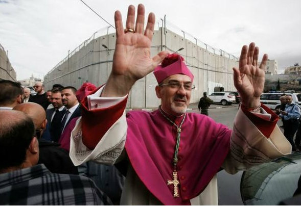 O arcebispo Pierbattista Pizzaballa, administrador apostólico do Patriarcado latino de Jerusalém, gesticula após a chegada em ponto de controle israelense para participar das celebrações