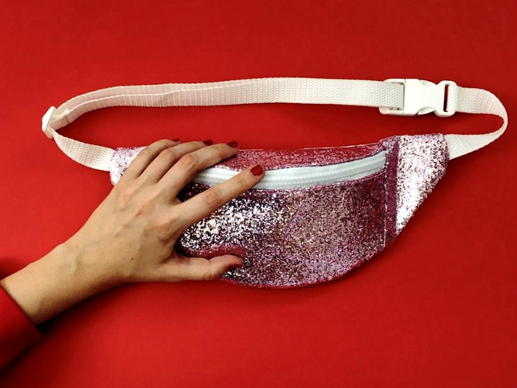 Os holofotes voltaram a iluminar as pochetes neste ano. E o acessório não deve sair de cena nas próximas temporadas. Foto: agoraquesourica.com/Divulgação