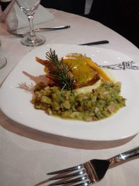 Coxa de pato confitado na própria gordura ao molho e lâmina de manga acompanhado de lentilhas refogada com cebolas e bacon. Preparo da chef Veruska Velozo, do Paris Lounge. Foto: Veruska Velozo/Divulgação