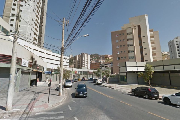 No hospital, a mulher ferida passou por uma cirurgia para retirada da bala e passa bem. Foto: Google Street View/Reprodução/