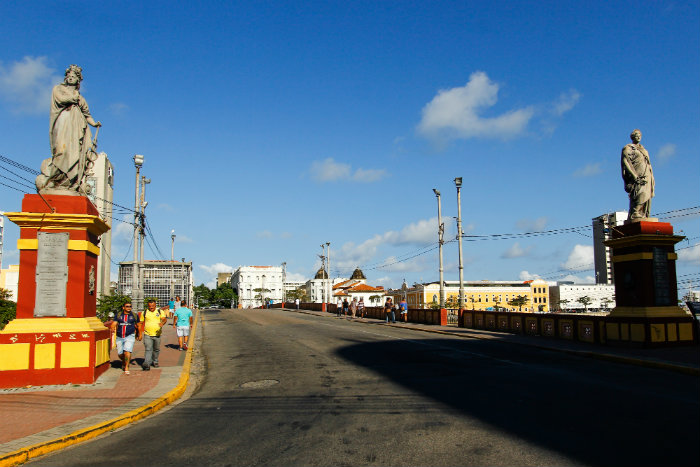 A estrutura erguida em 1640 passa pelo Rio Capibaribe e liga os Bairros do Recife e Santo Antônio. Foto: Shilton Araujo/Esp.DP/
