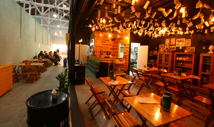 Decora&ccedil;&atilde;o com ta&ccedil;as suspensas, cristaleiras e um grande painel no qual est&atilde;o impressas g&iacute;rias e nomes de receitas tradicionais nordestinas, d&atilde;o charme ao Beberibe. Foto: Peu Ricardo/DP/