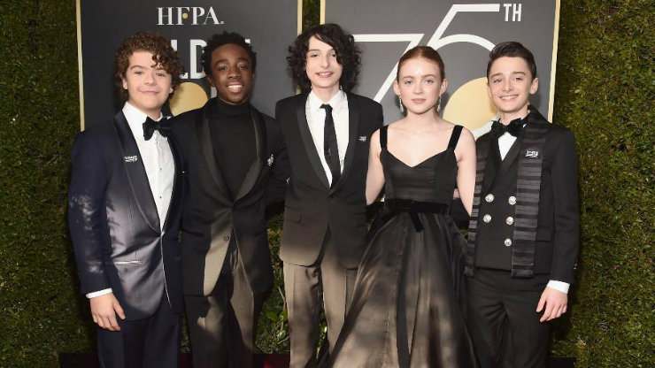 Elenco da série Stranger Things, sucesso da Netflix, também compareceu de preto à solenidade. Foto: AFP/Divulgação