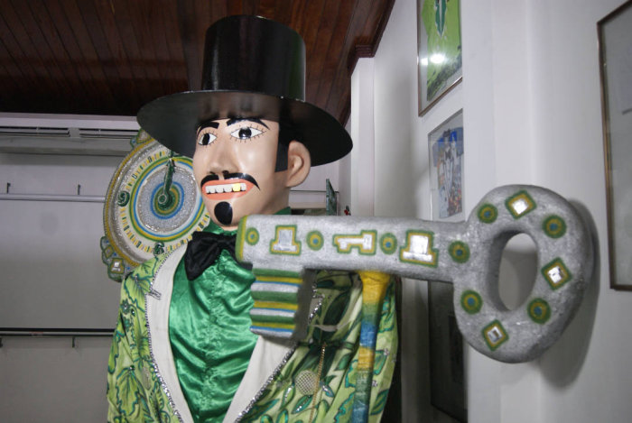 Como diz a tradi&ccedil;&atilde;o, a veste s&oacute; ser&aacute; revelada aos foli&otilde;es no dia do desfile, no S&aacute;bado de Z&eacute; Pereira. Foto: Arquivo DP./