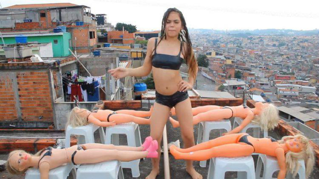 MC Melody reproduz cena do clipe 'Vai malandra', de Anitta. Foto: YouTube/Reprodução/ MC Melody reproduz cena do clipe 'Vai malandra', de Anitta. Foto: YouTube/Reprodução/