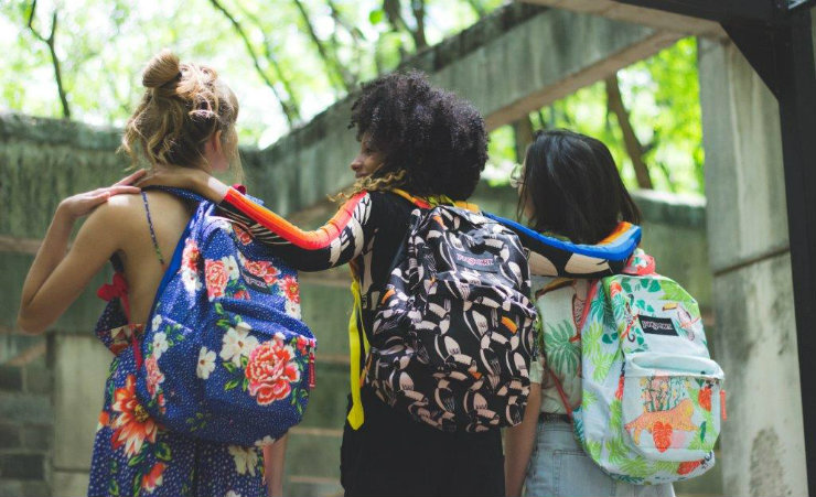 As mochilas celebram elementos da fauna e flora brasileiras, revisitando chitas e estampas tropicais. Foto: Farm/Divulgação/ As mochilas celebram elementos da fauna e flora brasileiras, revisitando chitas e estampas tropicais. Foto: Farm/Divulgação/