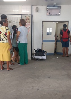 Pacientes aguardam em macas no chão uma vaga para serem internados.
