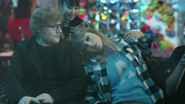 Taylor e Sheeran brincam em uma máquina de dança em Tókio. Foto: YouTube/Reprodução/