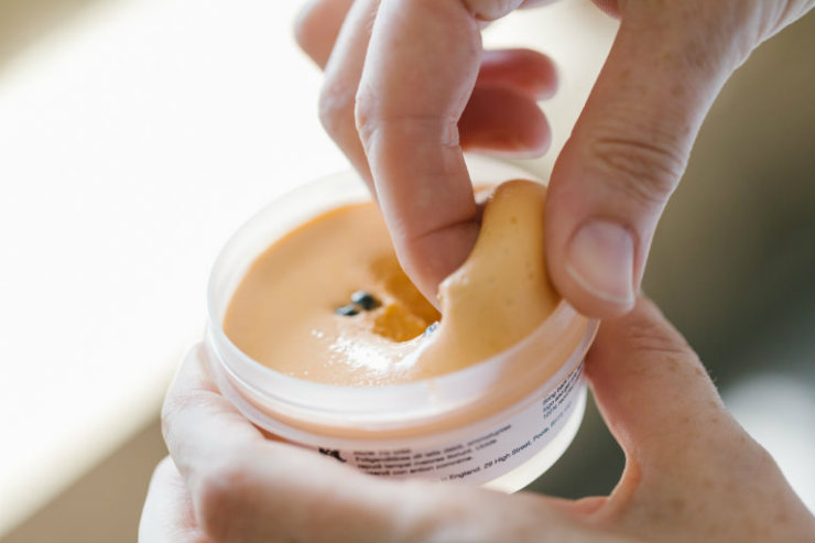 Para usar as máscaras, que não precisam de refrigeração, basta retirar uma pequena quantidade com as pontas dos dedos e distribuir sobre o rosto. Foto: Lush/Divulgação