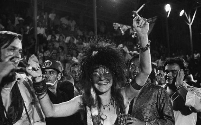 Além da voz inconfundível e avassaladora, Janis incorporava o espírito e a atitude do período no modo de agir, nas roupas e na própria vida. Foto: Acervo do Arquivo Nacional/ Além da voz inconfundível e avassaladora, Janis incorporava o espírito e a atitude do período no modo de agir, nas roupas e na própria vida. Foto: Acervo do Arquivo Nacional/