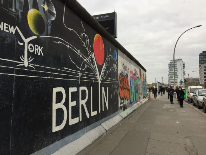 A East Side Gallery atrai turistas afixionados por arte de rua. Foto: Anamaria Nascimento/DP.