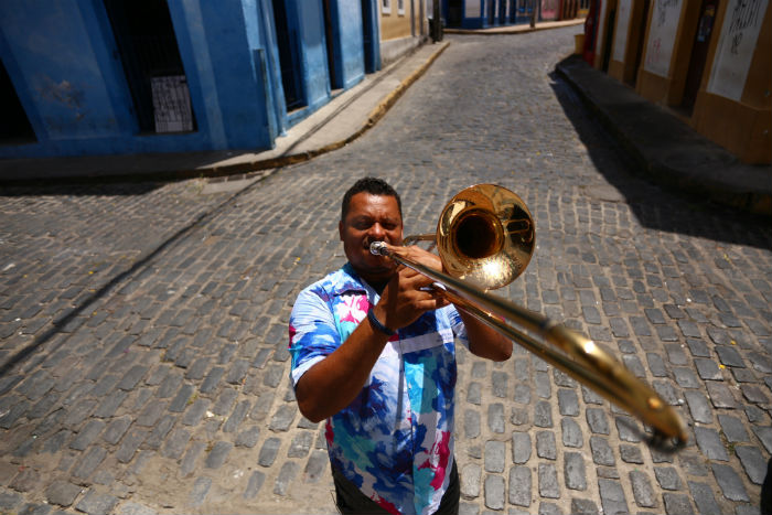 Adriano Ferreira é taxista, mas o trombone também é sua paixão. Foto: Peu Ricardo/DP. 