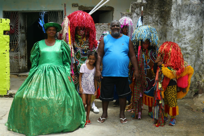 Israel Lino, 50, comanda o maracatu que foi fundado pelo seu pai no Morro da Conceição.Foto: Marlon Diego/Esp.DP.